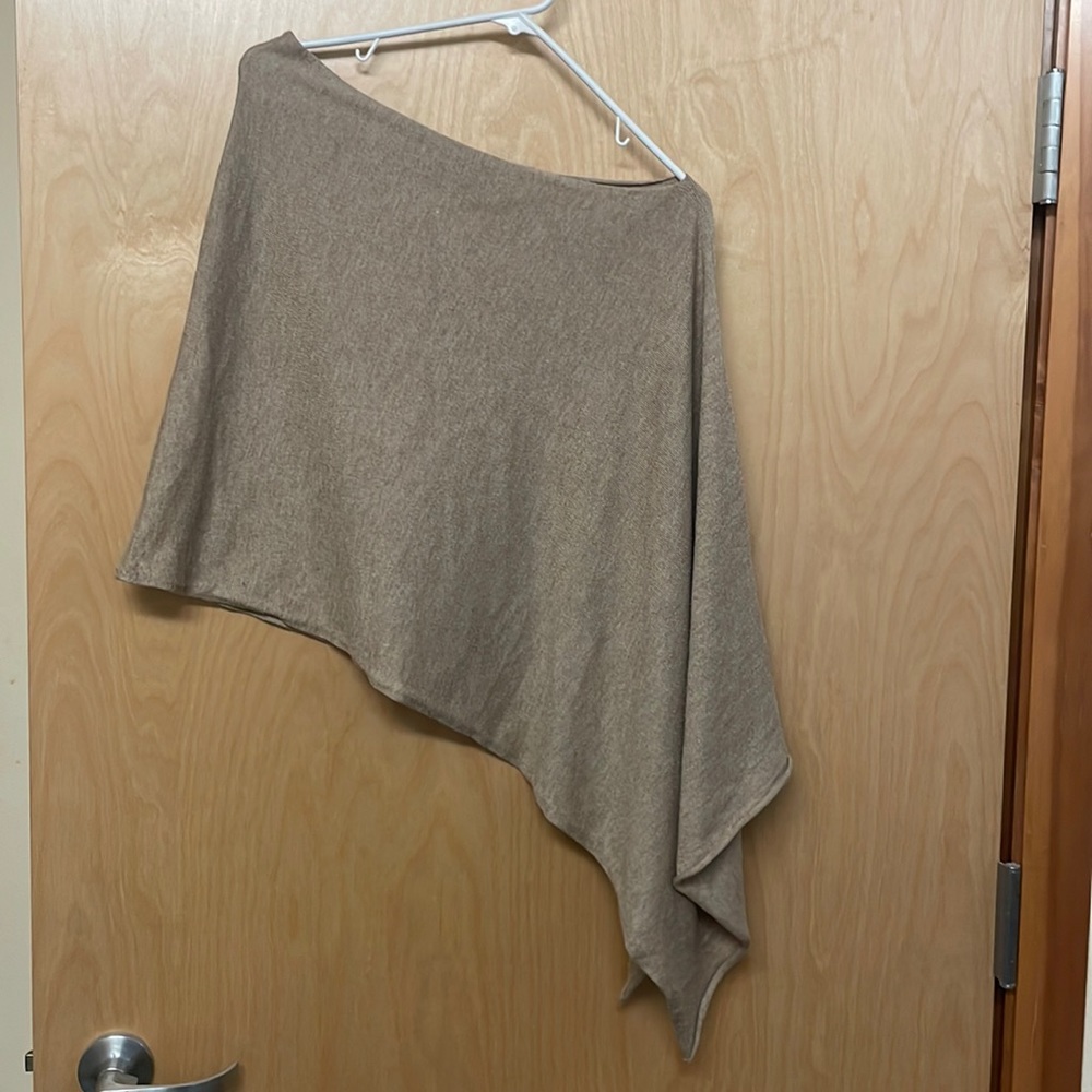 Lux Collexion luxury connected shall. Contains 30% cashmere. Very soft and warm.